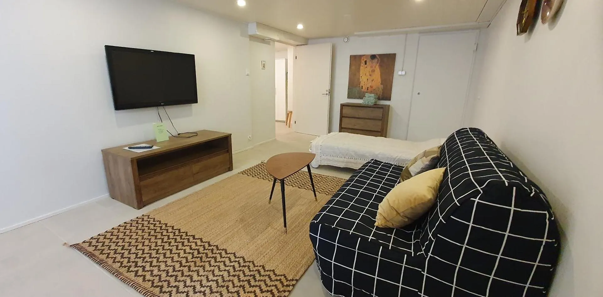 Two Room 54M2 Apt, Wifi, Free Parking, Terrace, Near Central Park Helsinki 0*,  Finland